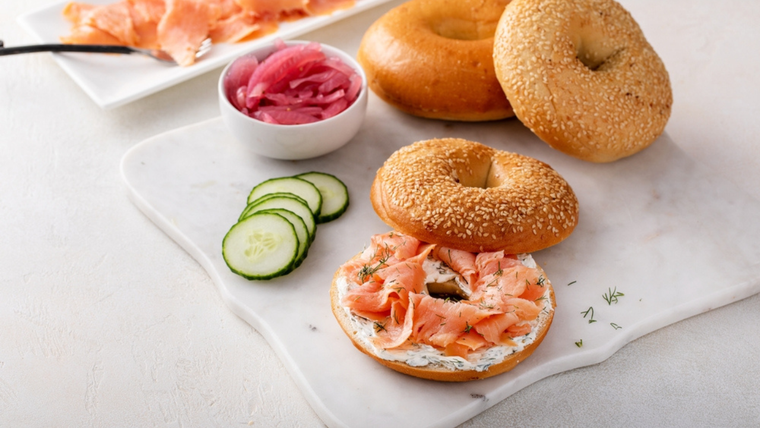 Esta receta de bagel + salmón nació por la influencia judía en Nueva York. Esta receta de bagel + salmón nació por la influencia judía en Nueva York.