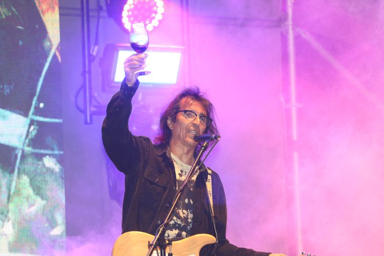 El guitarrista que llevó el rock mendocino a los escenarios más importantes del mundo. El guitarrista que llevó el rock mendocino a los escenarios más importantes del mundo.