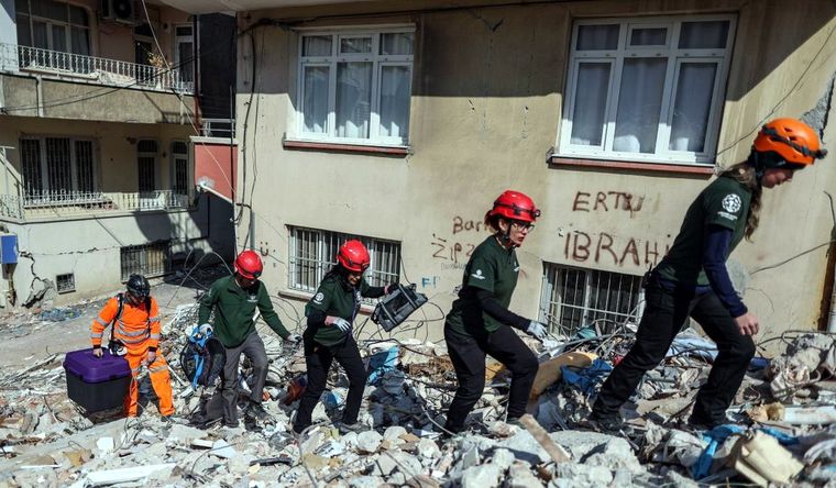 Siguen buscando personas. Foto: Efe.