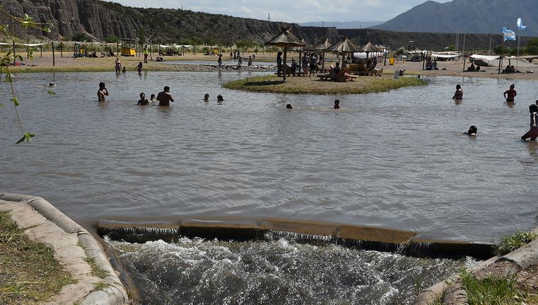 La playita de Luján es uno de los lugares consolidados para pasar el calor en Mendoza. La playita de Luján es uno de los lugares consolidados para pasar el calor en Mendoza.