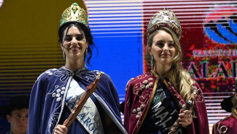 Guadalupe Vásquez y Catalina Di Marco en el escenario. Foto: Municipalidad de Malargüe