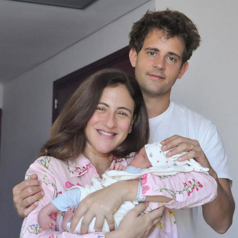 Carolina Amoroso junto a su pareja y a su hijo. Foto: Instagram/ @amorosocaro. Carolina Amoroso junto a su pareja y a su hijo. Foto: Instagram/ @amorosocaro.