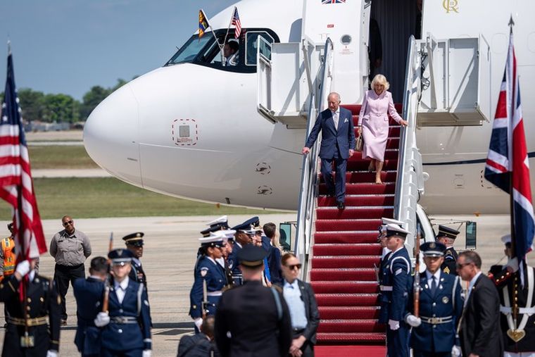La llegada del rey Carlos III y la reina Camila del Reino Unido a la Base Conjunta Andrews. La llegada del rey Carlos III y la reina Camila del Reino Unido a la Base Conjunta Andrews.