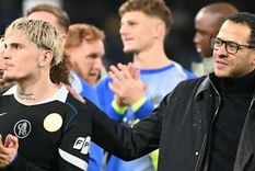 Rosenior le dio su apoyo a Garnacho ante las críticas de los hinchas rivales. El argentino respondió siendo una de las figuras ante Aston Villa.