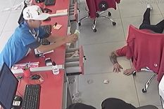 El hecho quedó registrado por las cámaras de seguridad del lugar.  Foto: Captura de pantalla