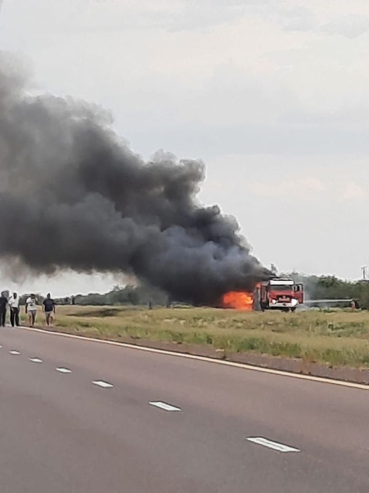 El hecho no dejó víctimas fatales pero generó la destrucción del colectivo en su totalidad