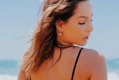 Carmen Villalobos ama disfrutar de la playa Foto: Instagram @cvillaloboss