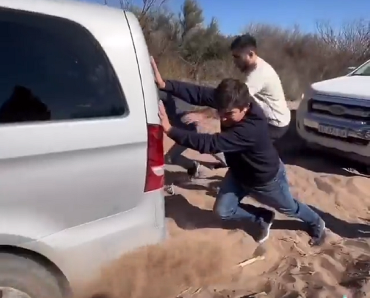 De Marchi empujando la camioneta Foto: Captura de video.