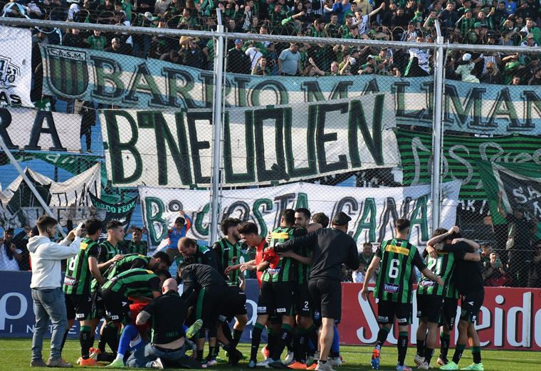 San Martín celebra la clasificación ante Vélez. Foto: Télam