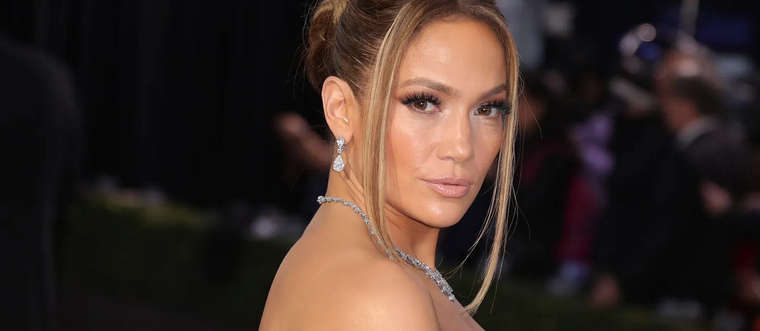 Jennifer Lopez tiene una figura soñada, gracias a su genética pero también a un constante entrenamiento y alimentación saludable. Foto: Glamour MX - https://media.glamour.mx/photos/6190bccff5ed039ceea8c00f/master/w_1600%2Cc_limit/267274.jpg
