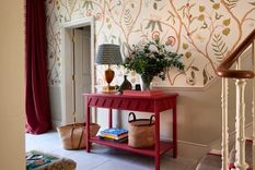 Las alternativas caseras para reducir la humedad son el carbón activado, el gel de silice, sal de roca (formado por cristales de cloruro de sodio) y el bicarbonato de sodio. Foto: Georgie Wykeham Designs / Tom St Aubyn