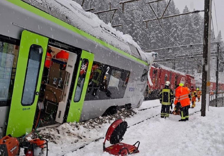 Por una avalancha, descarriló un tren en Suiza.&nbsp;