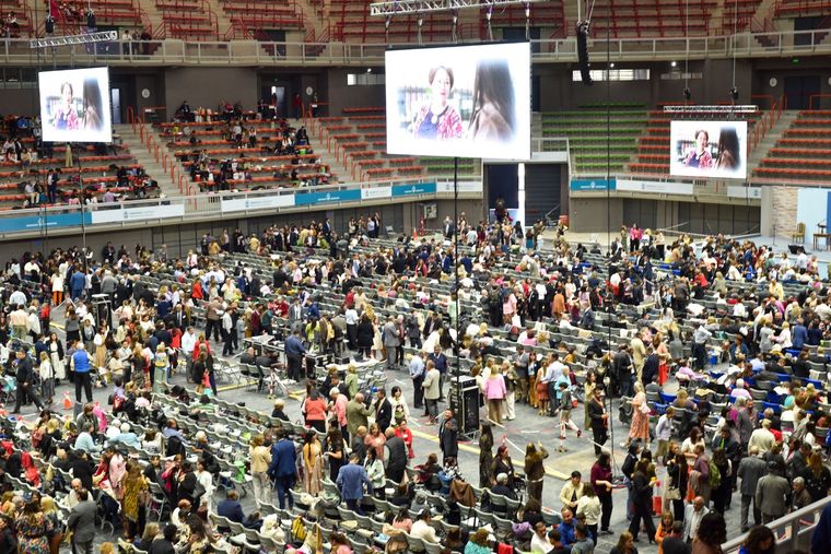 Con pantallas gigantes y voluntarios en cada sector, el Aconcagua Arena se convirtió en el centro espiritual del fin de semana. Con pantallas gigantes y voluntarios en cada sector, el Aconcagua Arena se convirtió en el centro espiritual del fin de semana.