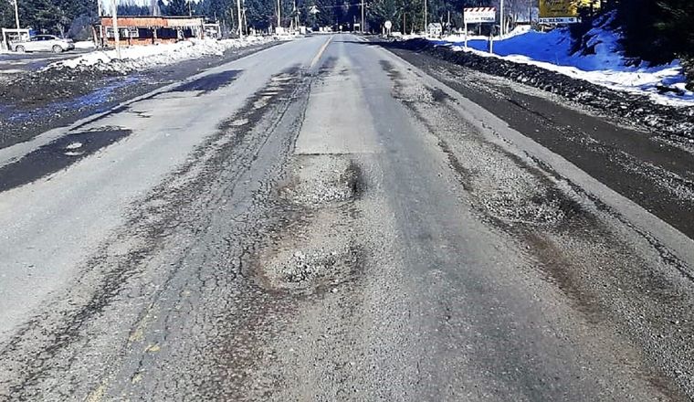 El tramo de la Ruta Nacional 40, entre el Bolsón y Bariloche presenta baches y deformidades. Foto: Vialidad Nacional