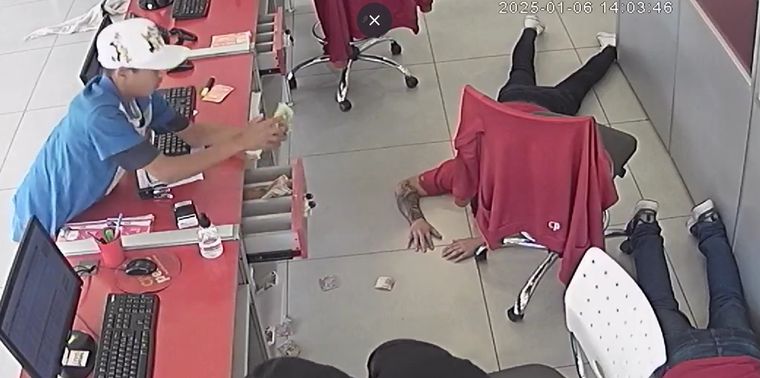 El hecho quedó registrado por las cámaras de seguridad del lugar.  Foto: Captura de pantalla
