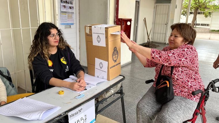 Con pesar pero también con esperanza. Así votan los mendocinos Foto: Felicitas Oyhenart / MDZ