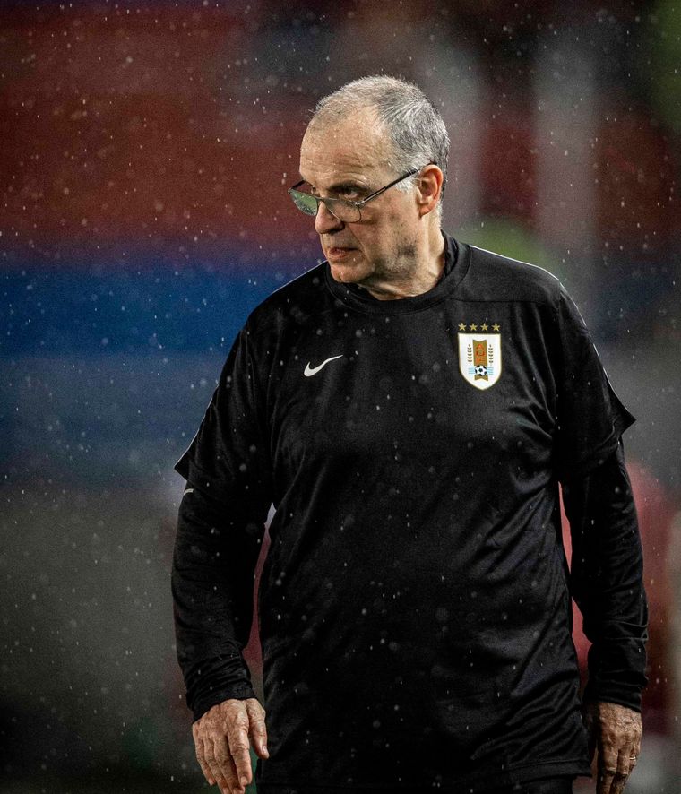 Bielsa fue muy autocrítico tras el empate con Venezuela. Foto: @Uruguay