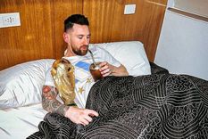 Messi reveló algunos detalles de su foto acostado con la Copa del Mundo.