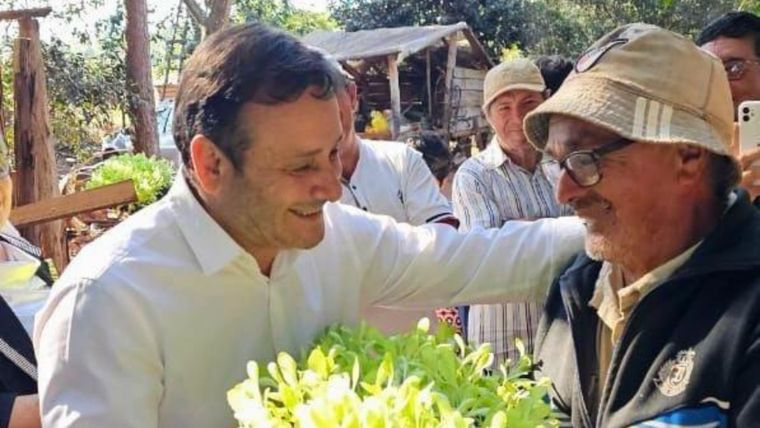 El presidente de la Cámara de Diputados de Misiones y candidato a diputado nacional, Oscar Herrera Ahuad, en campaña.