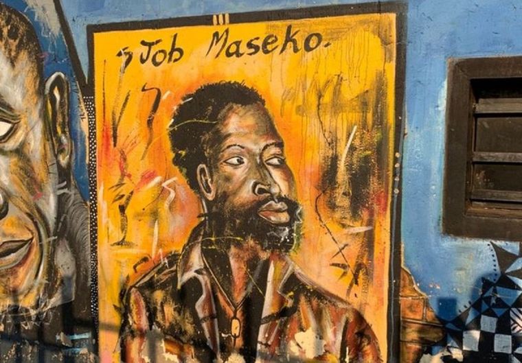 Un mural recuerda a Maseko en su ciudad natal de Springs.
