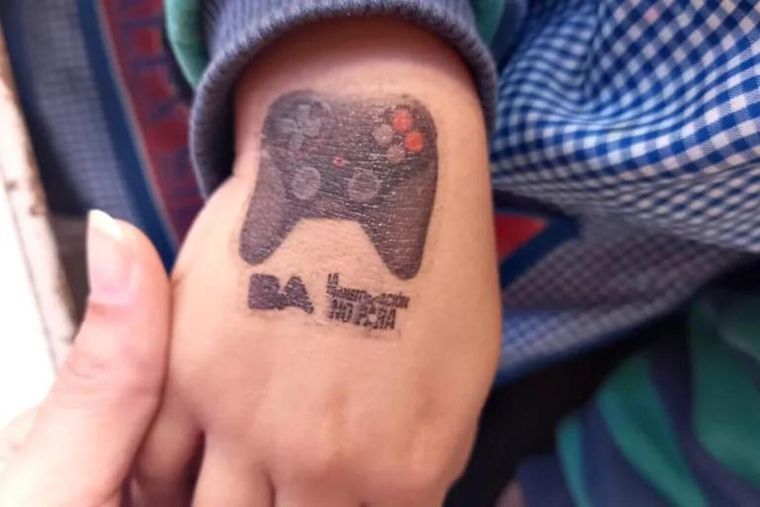 El Gobierno de la Ciudad les puso a los niños un tatuaje temporal con imágenes infantiles acompañadas del logotipo BA´