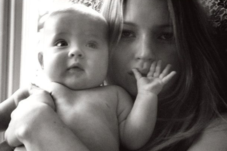 LA HIJA DE KATE MOSS YA TIENE 22 AÑOS. LA JOVEN ACABA DE SEGUIR LOS PASOS DE SU MAMÁ.