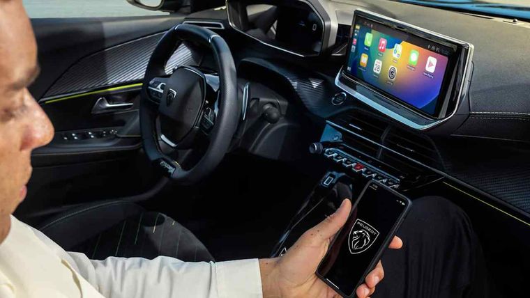 Todos los Peugeot 2008 y Peugeot 208 en sus versiones Allure PK T200 y GT T200 que sean “año modelo 2026” (arrancan a comercializarse a mediados de julio de 2025) podrán hacer uso de los Servicios Conectados.
