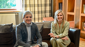 Luis Caputo junto a la reina Máxima de Países Bajos.&nbsp;