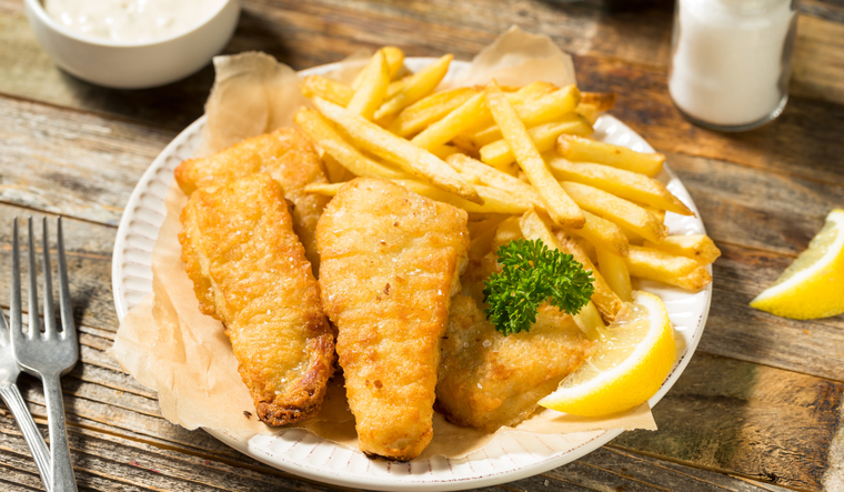 El fish and chips, compuesto por pescado frito con papas.