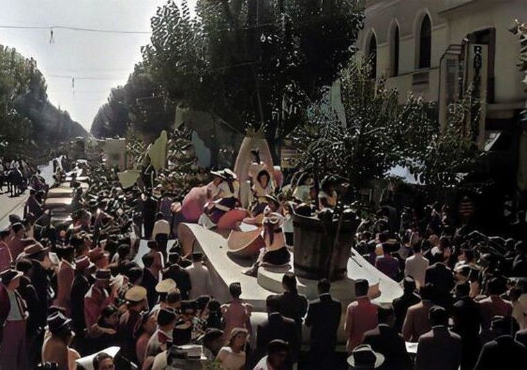 Desfiles de los carros alegóricos en el Carrusel de la Fiesta Nacional de la Vendimia de 1948 Foto: Miguel Rubio Feliz/Mendoza Antigua