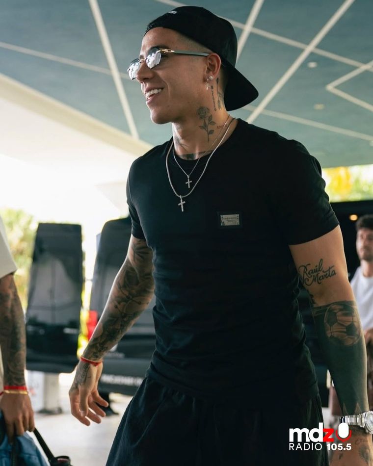 El look de Enzo Fernández. El look de Enzo Fernández.