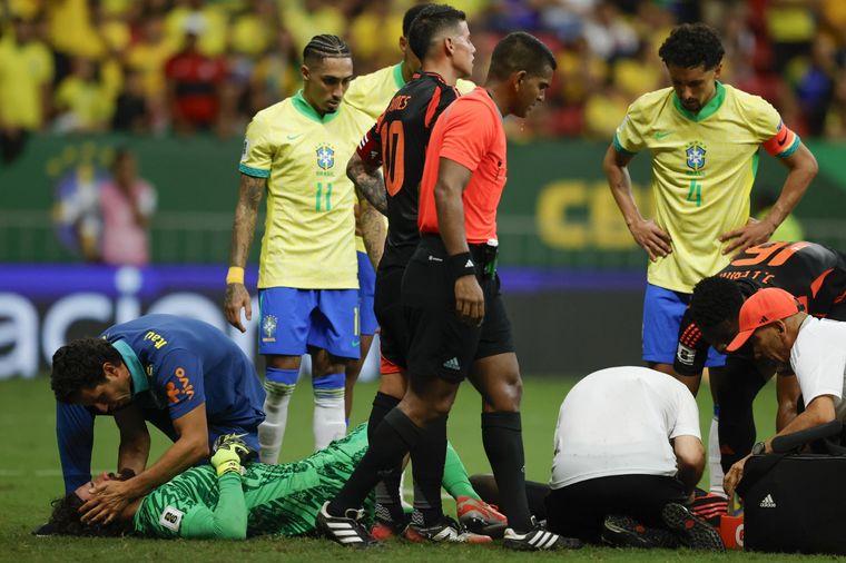 Alisson y Davinson Sánchez quedaron fuera de partido tras un durísimo choque de cabezas. Foto: EFE