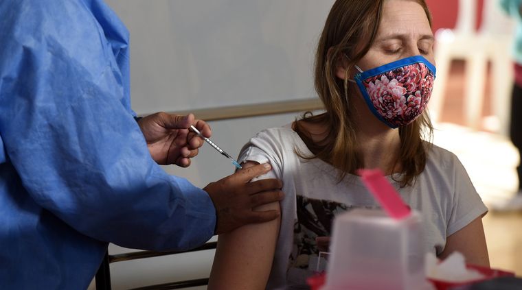 La vacunación es clave. Pero para prevenir las nuevas variantes y cepas es necesario que se apliquen las dos dosis. Foto: ALF PONCE MERCADO / MDZ