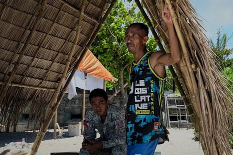 El pescador Larry Hugo, a la derecha, se salvó por poco del impacto de un barco guardacostas chino. Foto: BBC