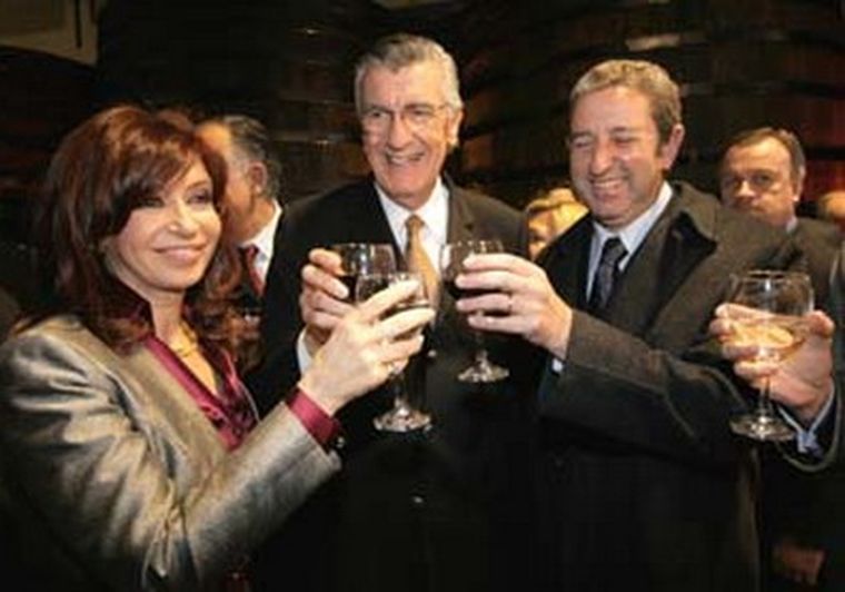 Cristina y Cobos, junto a Gioja, hace un año en San Juan. Foto: Diario de Cuyo