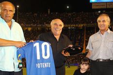 Potente, cuando recibió un reconocimiento de Boca en La Bombonera.