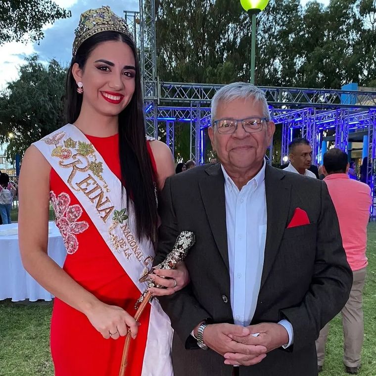 Vendimia Santiago buenas ondas Morales junto a la Reina Nacional de la Vendimia 2022 Natasha Sánchez Foto: Instagram