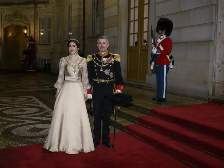 El look de gala de Mary de Dinamarca. El look de gala de Mary de Dinamarca.