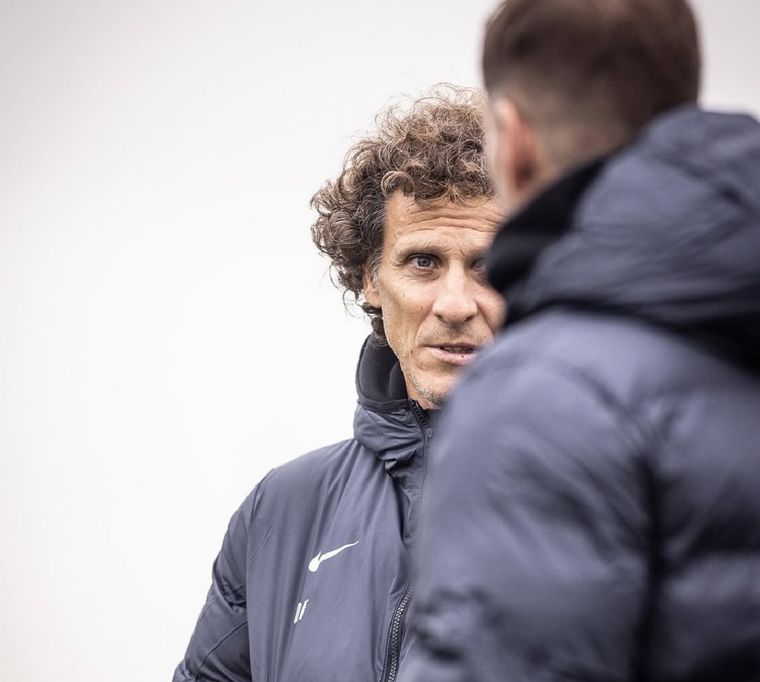 Diego Forlán asumió como entrenador de Uruguay y prepara sus primeras decisiones al frente del seleccionado.