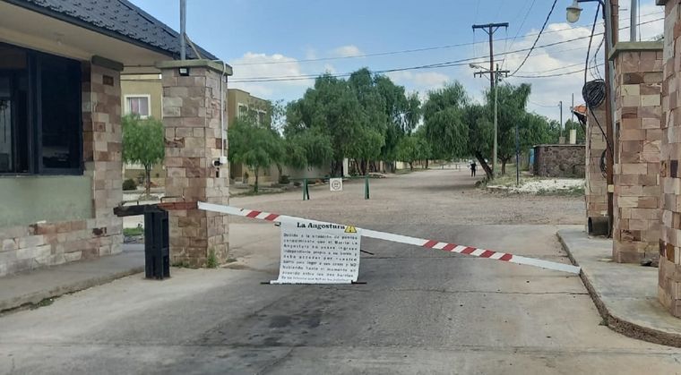 En el ingrseo a Alto Challao advierten a La Angostura que no los dejarán pasar Foto: Gentileza