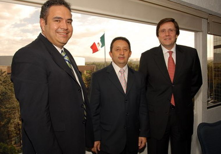 Jaque, rodeado de Hauske Solís (a la derecha) y por Víctor Cortes, de Telmex.