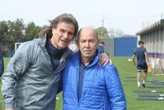 Insua y Bochini, con el escudo de San Lorenzo de fondo Foto: @SanLorenzo