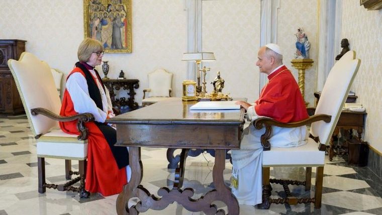 El papa León XIV en su encuentro histórico con la primera arzobispo mujer de Canterbury, Sarah Mullally.