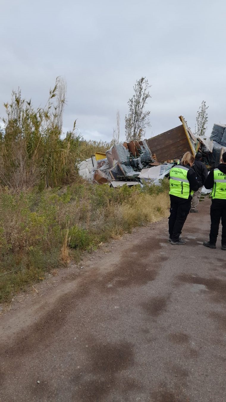 El vehículo volcado al costado del camino