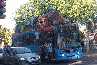 MDZol | Hubo cientos de colectivos destrozados durante los festejos