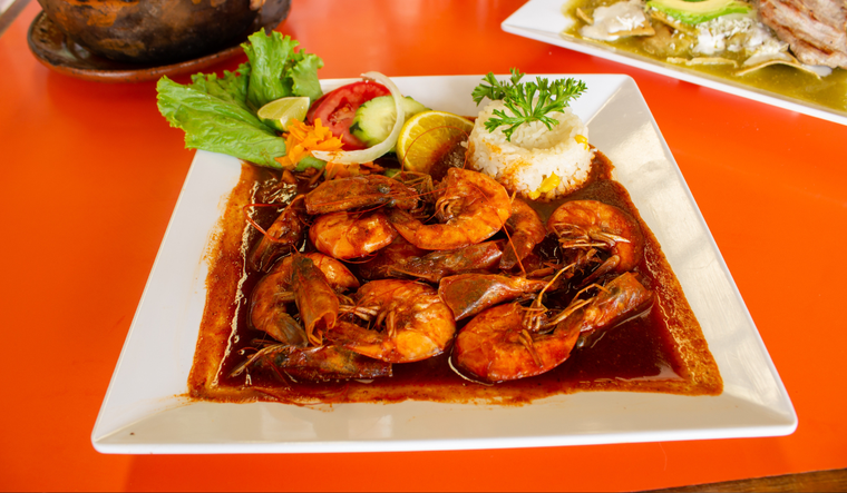 Aunque parezca una receta moderna, sus bases provienen de preparaciones prehispánicas donde los chiles secos ya se utilizaban para crear salsas intensas y aromáticas.