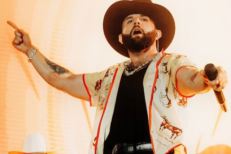 Esta fue la sorpresa que recibió Carin León en pleno concierto. Foto: Instagram