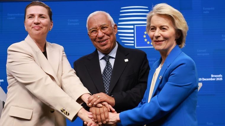 La primera ministra danesa, Mette Frederiksen (izquierda), el presidente del Consejo Europeo, António Costa, y la presidenta de la Comisión Europea, Ursula von der Leyen, anuncian el acuerdo en la cumbre de Bruselas.