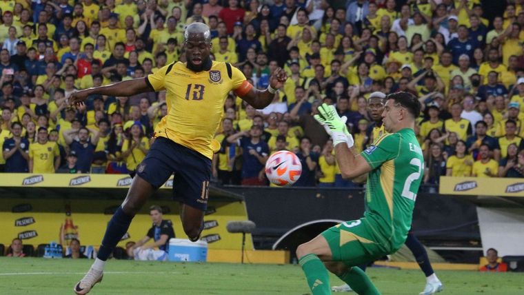 Dibu Martínez apuntó contra el arbitraje tras la caída de la Selección argentina en Guayaquil.