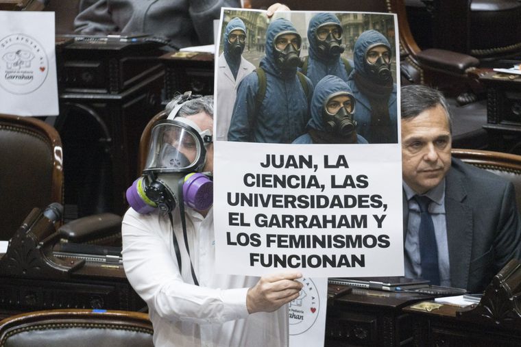 El diputado Esteban Paulón protestó con una máscara de El eternauta. El diputado Esteban Paulón protestó con una máscara de El eternauta.